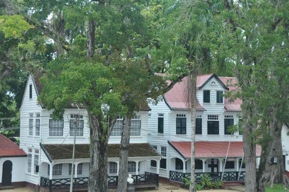 Casas em parque em Paramaribo, no Suriname